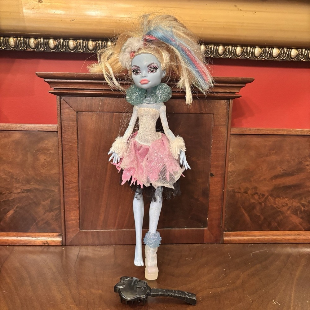 Monster High Ghouls Rule Abbey Bominable Doll Mattel Dress 1 Shoe Hair‎ Brush